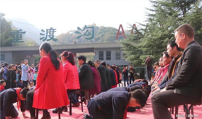 学生当场崩溃背后获利另有其人父母下跪、孩子脚踩奇葩教育让(图2)