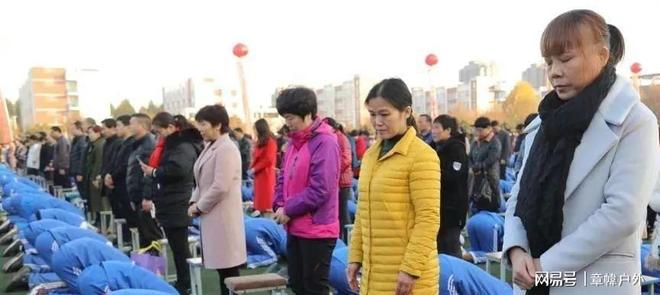 学生当场崩溃背后获利另有其人父母下跪、孩