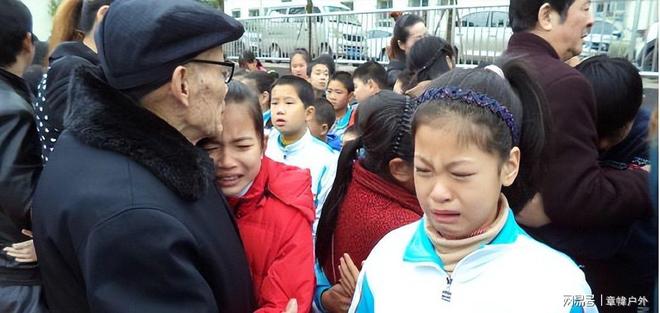 学生当场崩溃背后获利另有其人父母下跪、孩子脚踩奇葩教育让(图5)