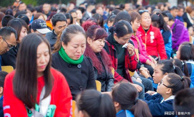 学生当场崩溃背后获利另有其人父母下跪、孩子脚踩奇葩教育让(图6)