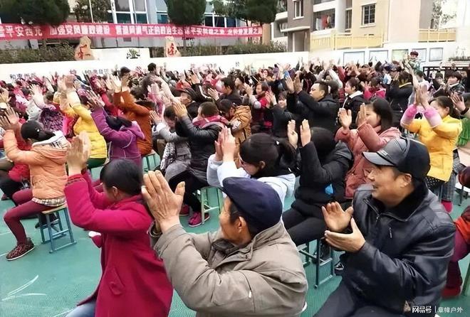 学生当场崩溃背后获利另有其人父母下跪、孩子脚踩奇葩教育让(图3)