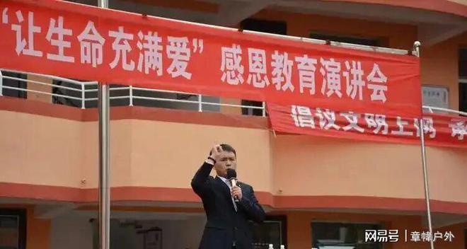 学生当场崩溃背后获利另有其人父母下跪、孩子脚踩奇葩教育让(图4)