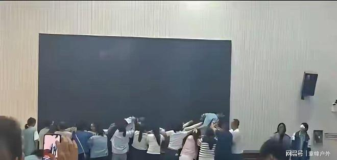 学生当场崩溃背后获利另有其人父母下跪、孩子脚踩奇葩教育让(图15)