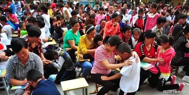 学生当场崩溃背后获利另有其人父母下跪、孩子脚踩奇葩教育让(图7)