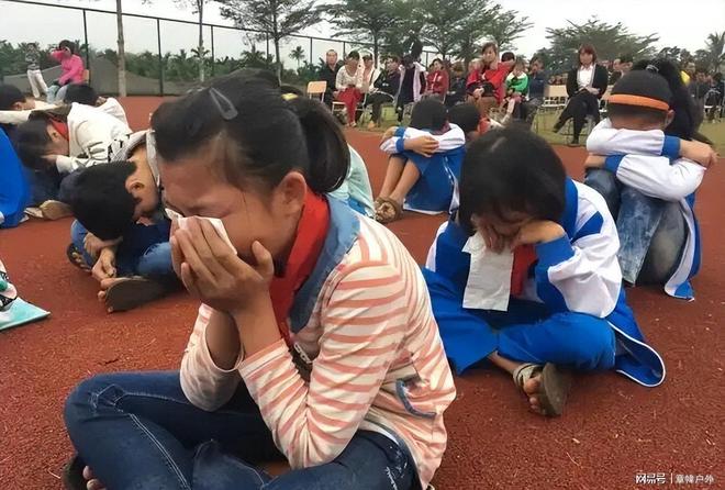 学生当场崩溃背后获利另有其人父母下跪、孩子脚踩奇葩教育让(图8) 学生当场崩溃背后获利另有其人父母下跪、孩子脚踩奇葩教育让(图8)