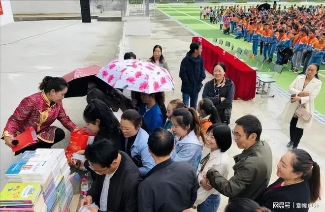 学生当场崩溃背后获利另有其人父母下跪、孩子脚踩奇葩教育让(图10)