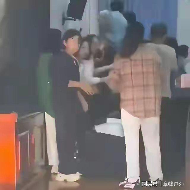 学生当场崩溃背后获利另有其人父母下跪、孩子脚踩奇葩教育让(图9)