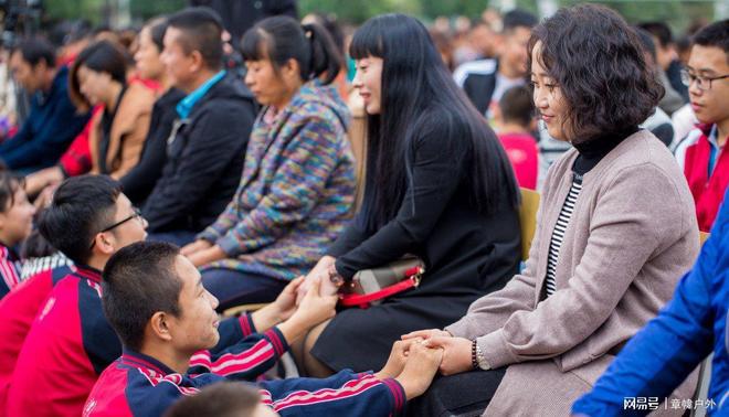 学生当场崩溃背后获利另有其人父母下跪、孩子脚踩奇葩教育让(图13) 学生当场崩溃背后获利另有其人父母下跪、孩子脚踩奇葩教育让(图13)