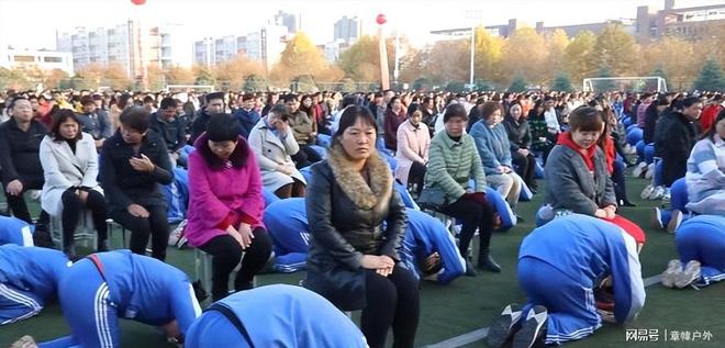 学生当场崩溃背后获利另有其人父母下跪、孩子脚踩奇葩教育让(图14)
