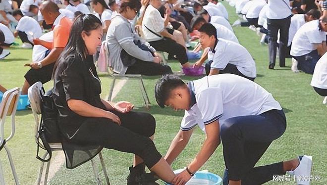 学生当场崩溃背后获利另有其人父母下跪、孩子脚踩奇葩教育让(图12)