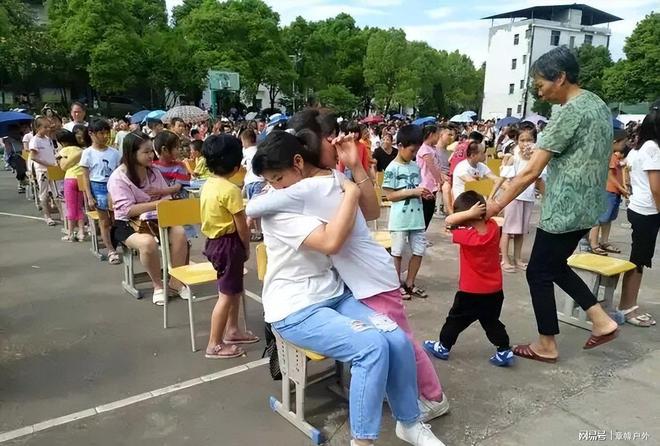 学生当场崩溃背后获利另有其人父母下跪、孩子脚踩奇葩教育让(图16)